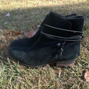 Black sorel booties